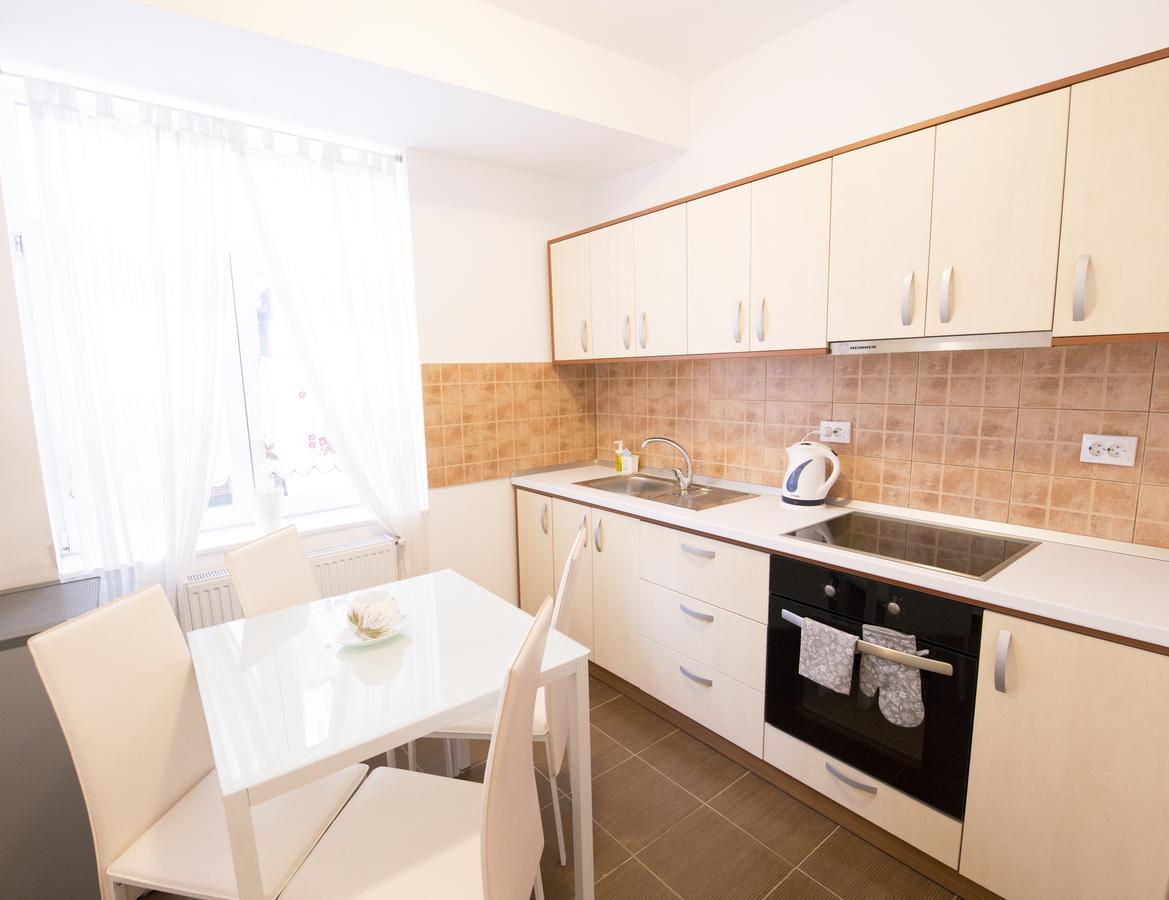Sunny Old Town Apartment Брашов Экстерьер фото